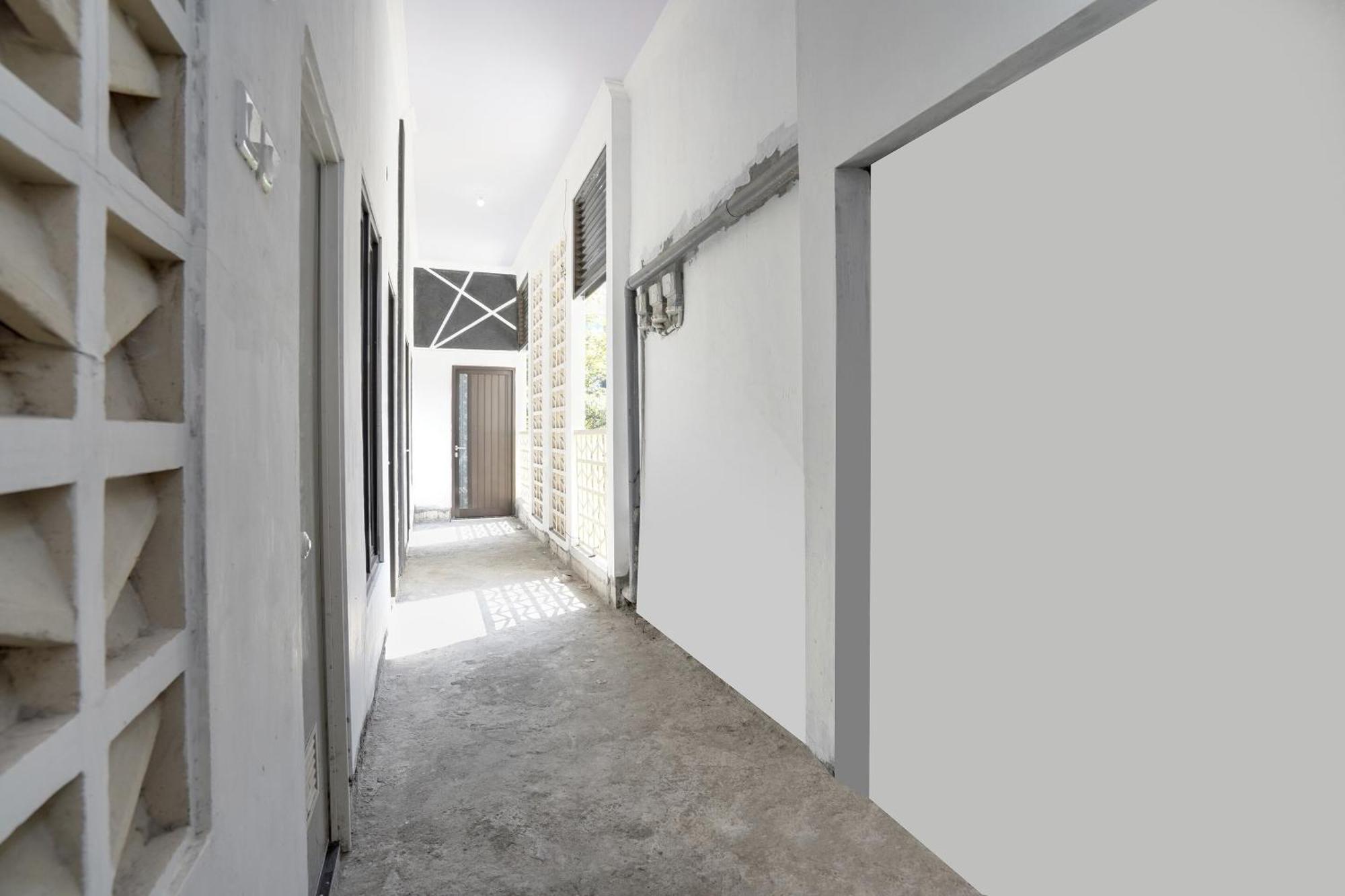 Spot On 91745 Rumah Kost Gresik Syariah Extérieur photo