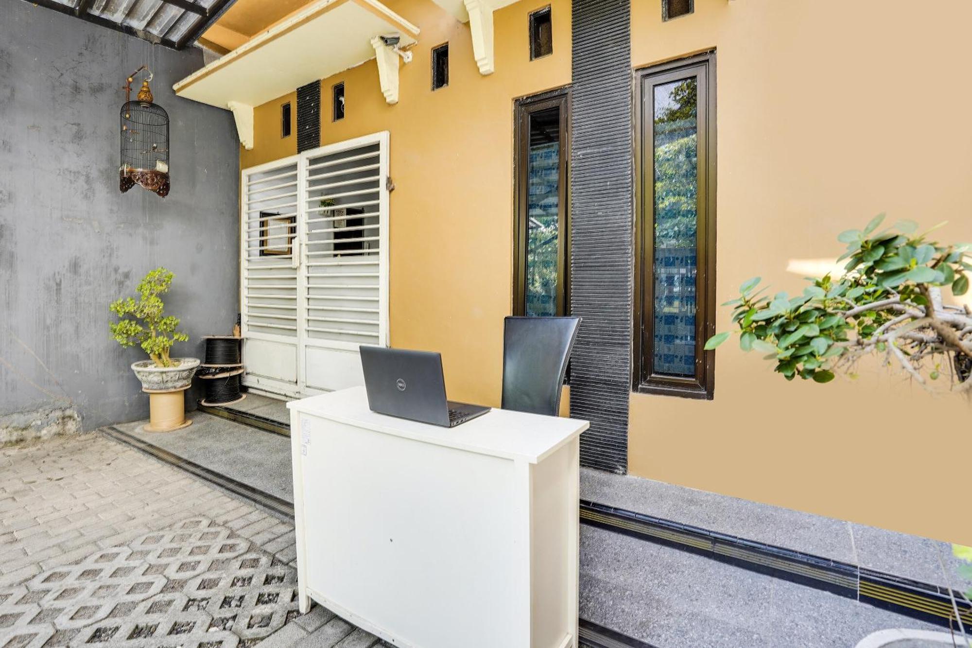 Spot On 91745 Rumah Kost Gresik Syariah Extérieur photo