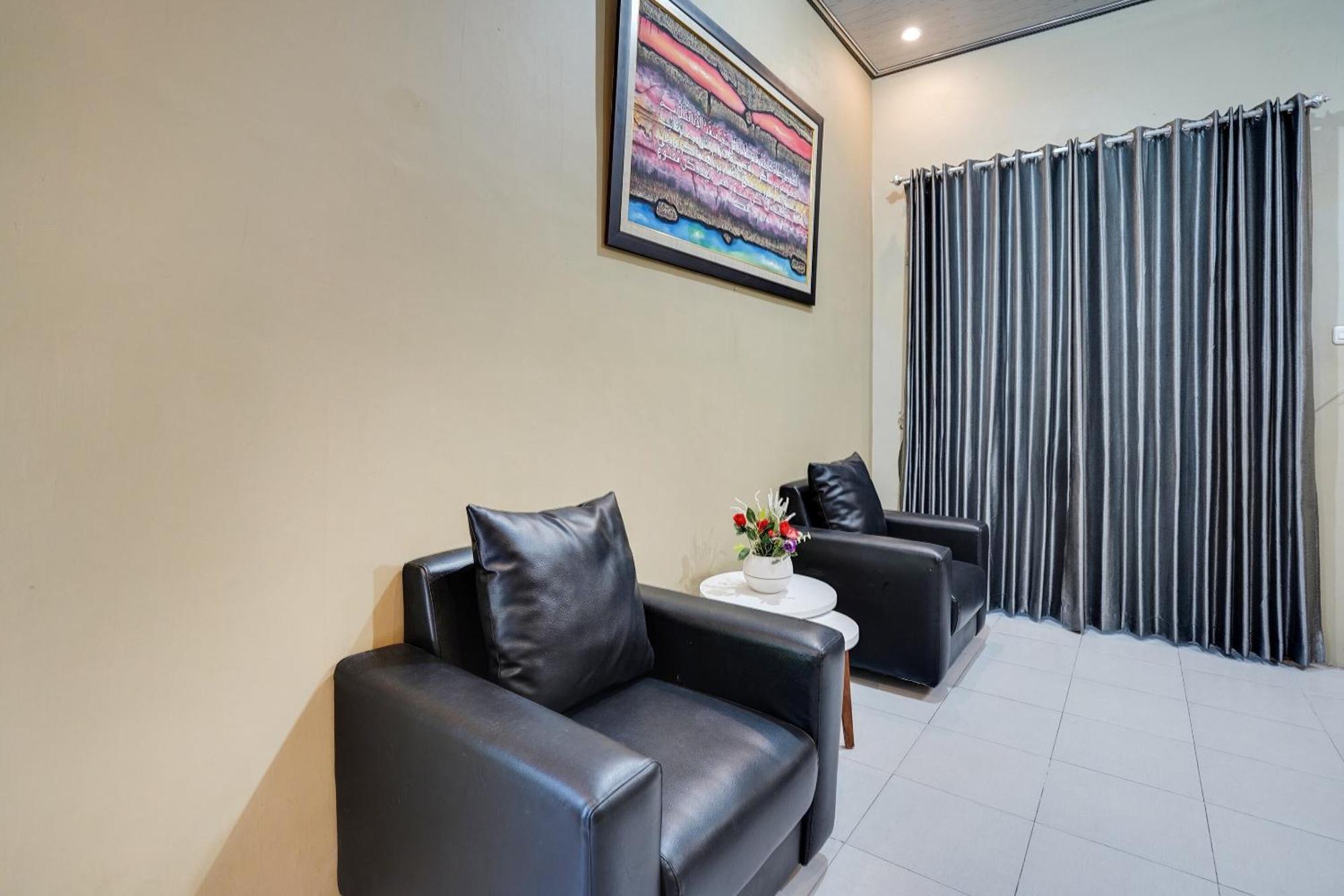 Spot On 91745 Rumah Kost Gresik Syariah Extérieur photo