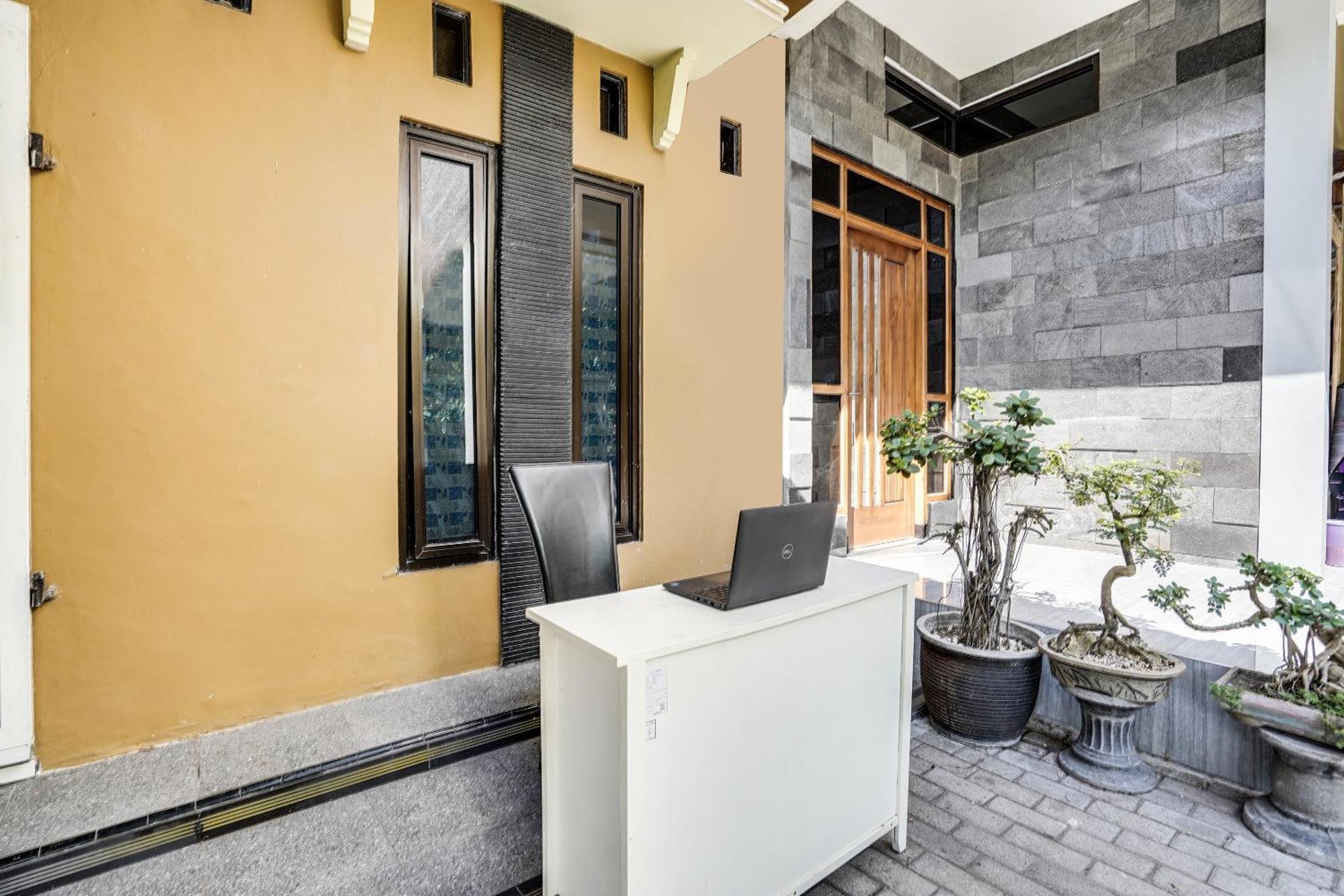 Spot On 91745 Rumah Kost Gresik Syariah Extérieur photo